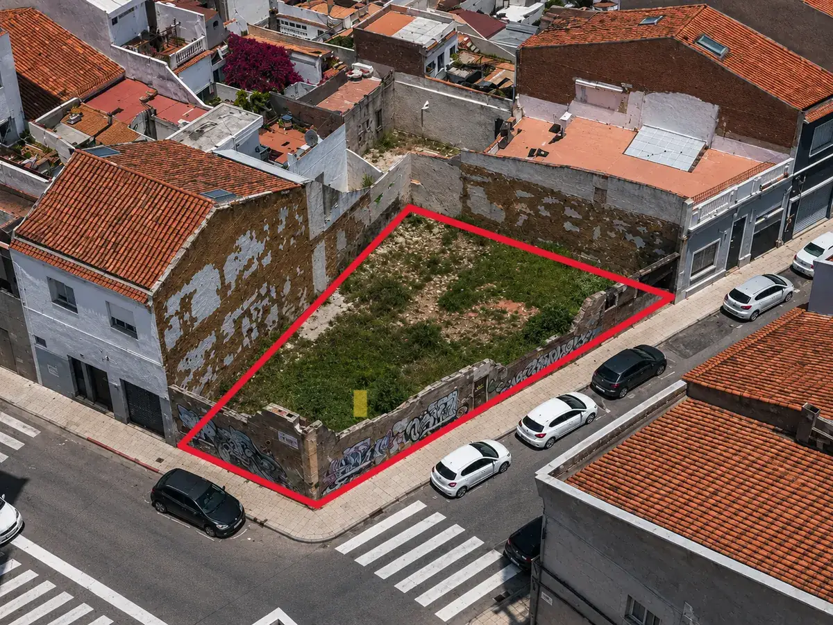 Vista aérea de un solar entre medianeras con el ámbito delimitado